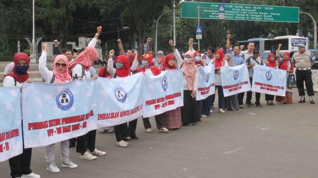 Aliansi Mahasiswa Doktoral melakukan aksi di depan Istana Negara, Jakarta, Rabun(15/11).