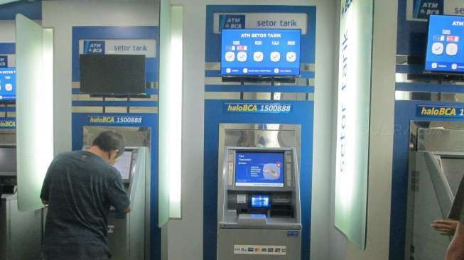 Mesin ATM BCA di kantor cabang Palmerah, Jakarta Barat. [Suara.com/Adhitya Himawan]