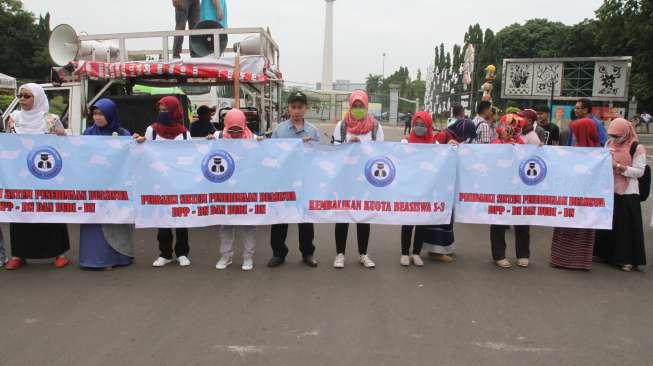 Aliansi Mahasiswa Doktoral melakukan aksi di depan Istana Negara, Jakarta, Rabun(15/11).