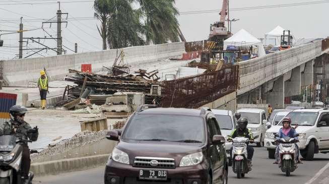 Proyek pembangunan jembatan layang atau flyover di Cipinang Lontar, Jakarta, Rabu (15/11).