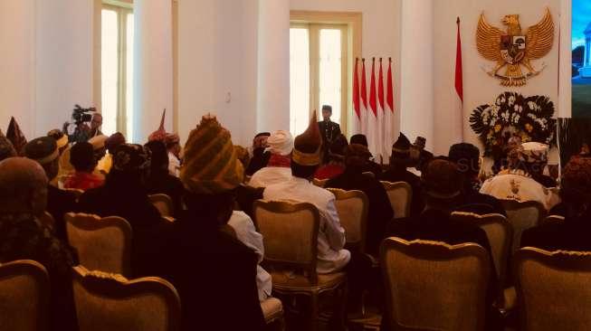 Jokowi Sedang Kumpul Bersama Kepala Suku dan Adat di Istana