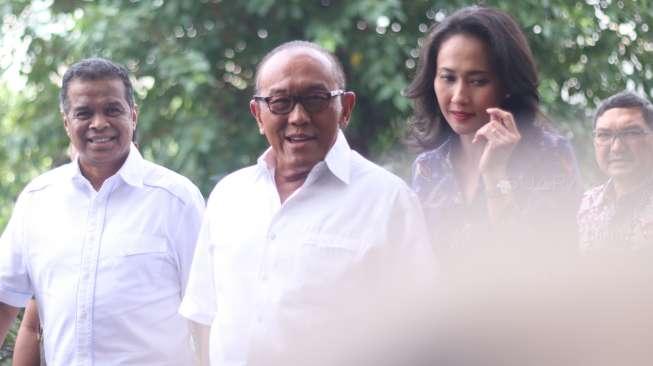 Ketua Dewan Pembina Partai Golkar Aburizal Bakrie menjalani pemeriksaan di KPK, Jakarta, Kamis (16/11).