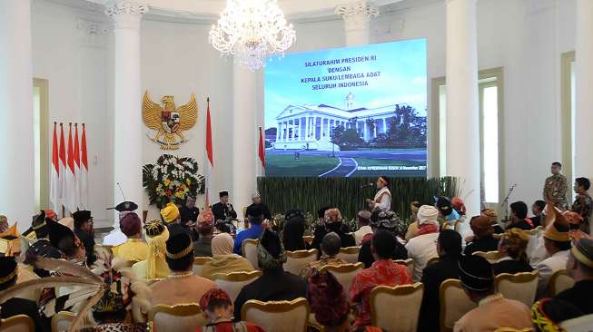 Presiden Joko Widodo melakukan audiensi dengan kepala suku se-Indonesia di Istana Bogor, Jawa Barat, Kamis (16/11).