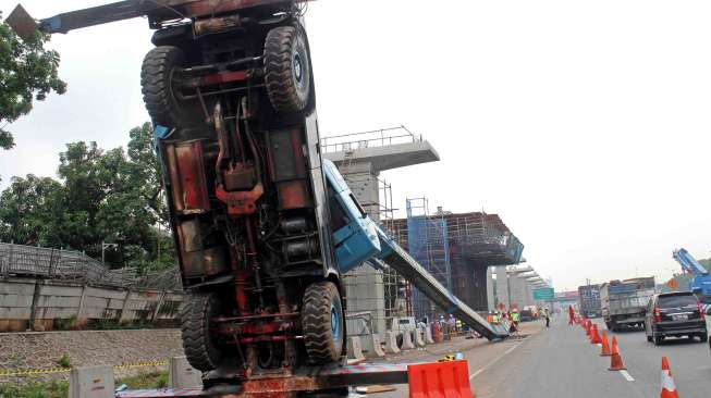 Petugas melakukan proses evakuasi 