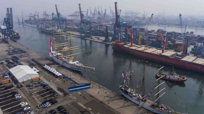 KRI Bima Suci bersiap bersandar di Pelabuhan Tanjung Priok, Jakarta Utara, Kamis (16/11).