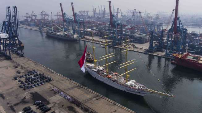 KRI Bima Suci bersiap bersandar di Pelabuhan Tanjung Priok, Jakarta Utara, Kamis (16/11).