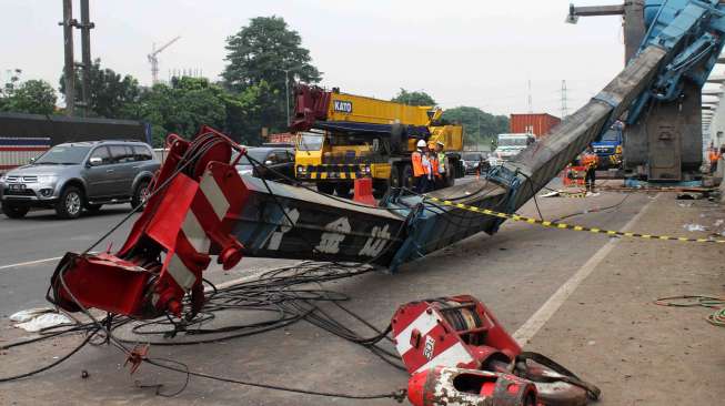 Mengakibatkan sebagian lajur jalan tertutup.