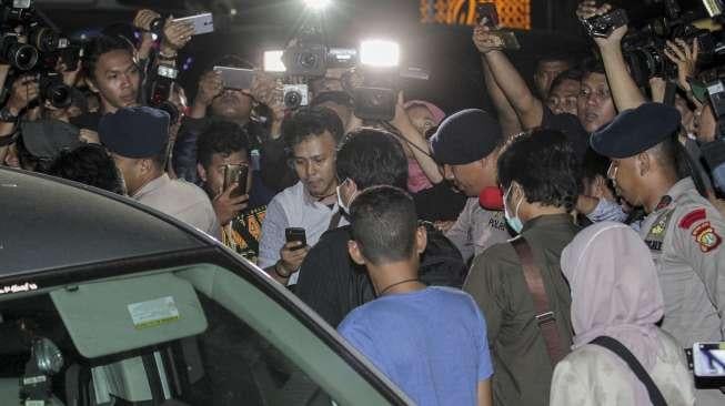 Sejumlah penyidik KPK memasuki kediaman Ketua DPR Setya Novanto di Jalan Wijaya, Kebayoran Baru, Jakarta, Rabu (15/11).