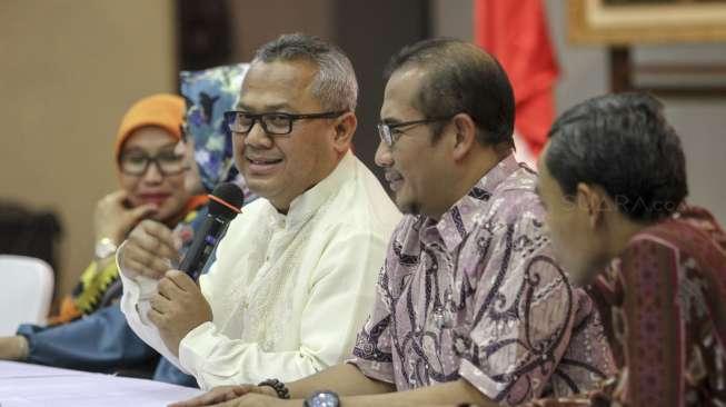 Komisi Pemilihan Umum (KPU) menyampaikan hasil penelitian administrasi Pemilu 2019 kepada perwakilan partai peserta pemilu di gedung KPU Pusat, Jakarta, Jumat (17/11).