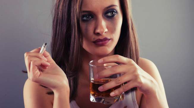 Wajah perempuan tampak lebih tua bila gemar merokok dan minum alkohol. (Shutterstock)