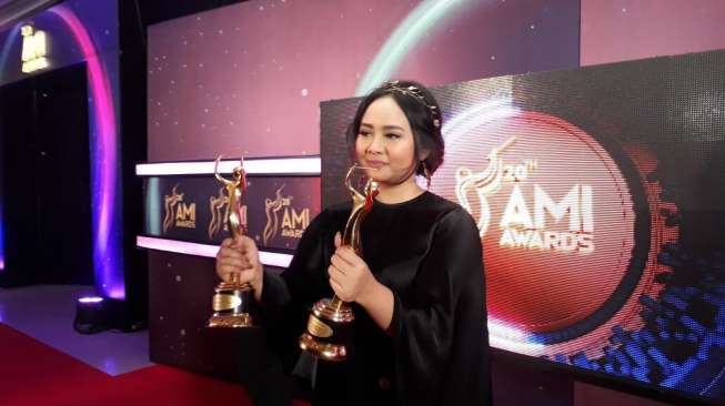 Perdana Jadi Produser, Gita Gutawa Sabet 2 Penghargaan AMI Award