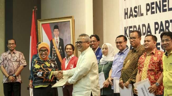 Komisi Pemilihan Umum (KPU) menyampaikan hasil penelitian administrasi Pemilu 2019 kepada perwakilan partai peserta pemilu di gedung KPU Pusat, Jakarta, Jumat (17/11).