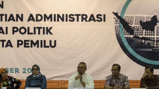 Komisi Pemilihan Umum (KPU) menyampaikan hasil penelitian administrasi Pemilu 2019 kepada perwakilan partai peserta pemilu di gedung KPU Pusat, Jakarta, Jumat (17/11).