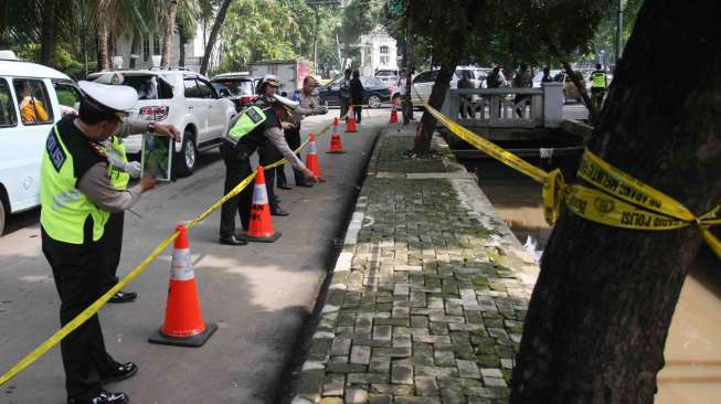 Sejumlah Polisi Lalu lintas Polda Metro Jaya melakukan olah Tempat Kejadian Perkara (TKP) kecelakaan mobil yang ditumpangi Ketua DPR Setia Novanto, di kawasan Jalan Permata Hijau, Jakarta, Jumat (17/11).