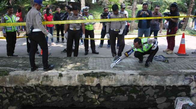 Sejumlah Polisi Lalu lintas Polda Metro Jaya melakukan olah Tempat Kejadian Perkara (TKP) kecelakaan mobil yang ditumpangi Ketua DPR Setia Novanto, di kawasan Jalan Permata Hijau, Jakarta, Jumat (17/11).