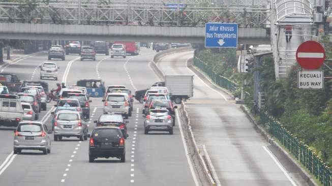 Sejumlah kendaraan melintas di alan MH Thamrin, Jakarta, Sabtu (18/11).