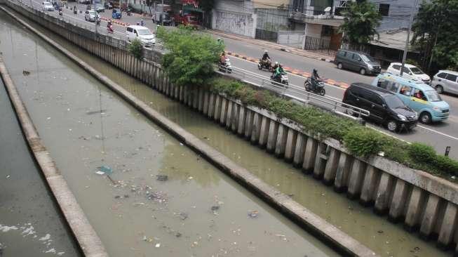 Kali Cideng dipenuhi sampah, Jakarta, Sabtu (18/11).