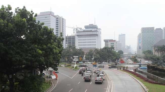 Sejumlah kendaraan melintas di alan MH Thamrin, Jakarta, Sabtu (18/11).