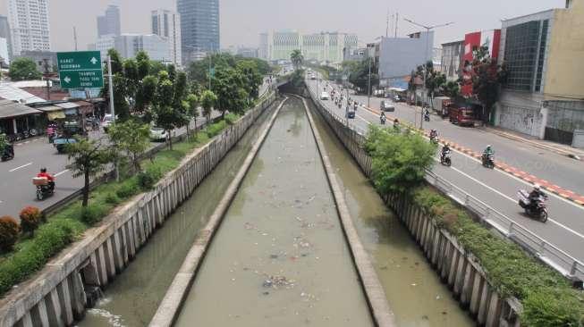 Kurangnya kesadaran masyarakat untuk tidak membuang sampah.