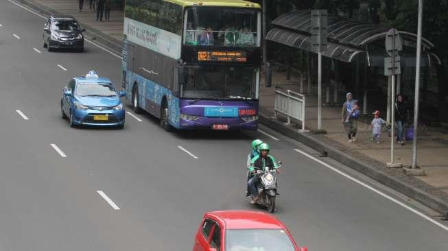 Sejumlah kendaraan melintas di alan MH Thamrin, Jakarta, Sabtu (18/11).