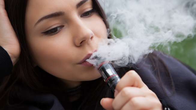 Ilustrasi perempuan merokok pakai vape (Shutterstock)