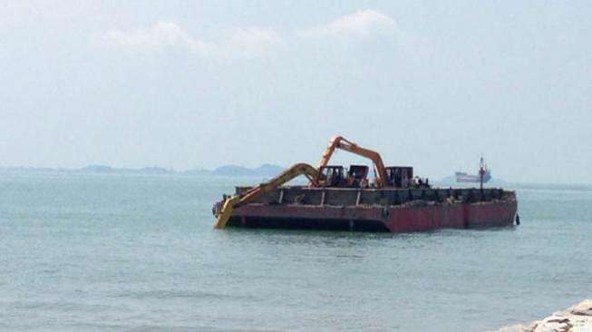 Tongkang Pembuang Limbah Masih Beroperasi di Harbour Bay 