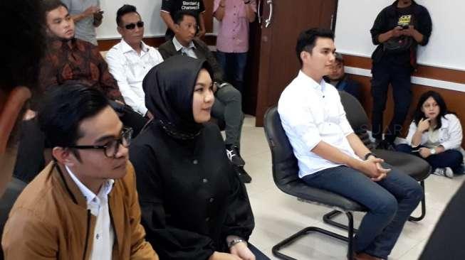 Aldi Taher dan Georgia Aisyah menjalani sidang cerai perdana di Pengadilan Agama Jakarta Selatan, Senin (20/11/2017). [suara.com/Ismail]