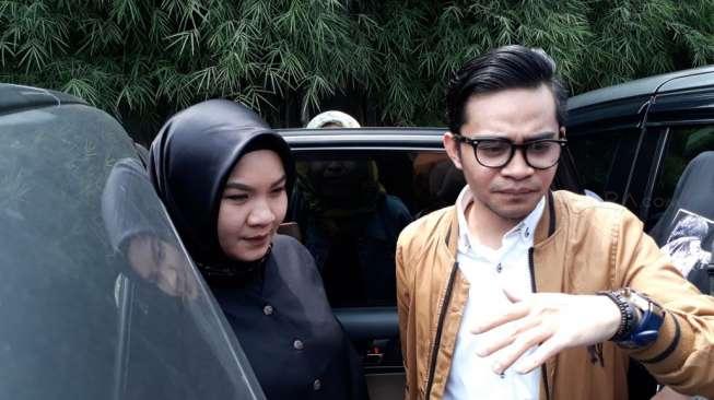 Aldi Taher dan Georgia Aisyah usai sidang mediasi di PA Jakarta Pusat, Senin (20/11/2017). [suara.com/Ismail]