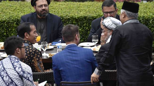 Presiden Joko Widodo menjamu Ketua Mejelis Tinggi Perdamaian Afghanistan Mohammad Karim Khalili bersama delegasi di Resto Cafe Grand Garden, Kebun Raya Bogor, Jawa Barat, Selasa (21/11).