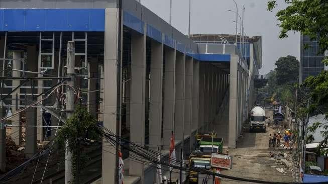 Proyek pembangunan Stasiun KRL Sudirman-Bandara di kawasan Dukuh Atas, Jakarta, Rabu (22/11).