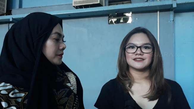 Shafa Haris dan ibunda, Sarita Abdul Mukti di kawasan Tendean, Jakarta Selatan, Rabu (22/11/2017). [suara.com/Ismail]