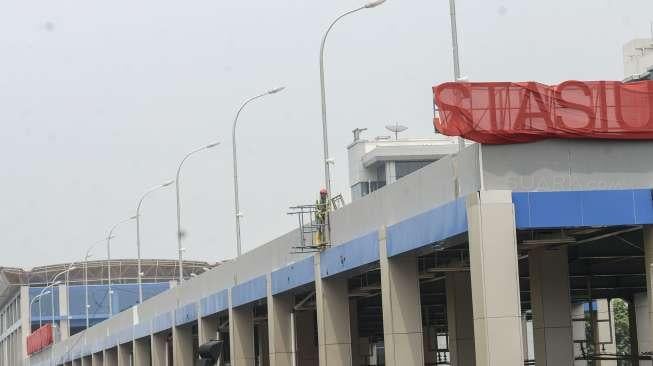 Proyek pembangunan Stasiun KRL Sudirman-Bandara di kawasan Dukuh Atas, Jakarta, Rabu (22/11).