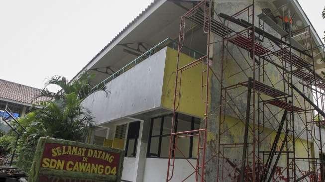 Pekerja menyelesaikan proyek renovasi di Sekolah Dasar Negeri 04 Cawang, Jakarta, Kamis (23/11).