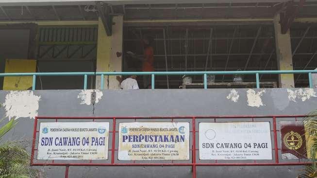 Pekerja menyelesaikan proyek renovasi di Sekolah Dasar Negeri 04 Cawang, Jakarta, Kamis (23/11).