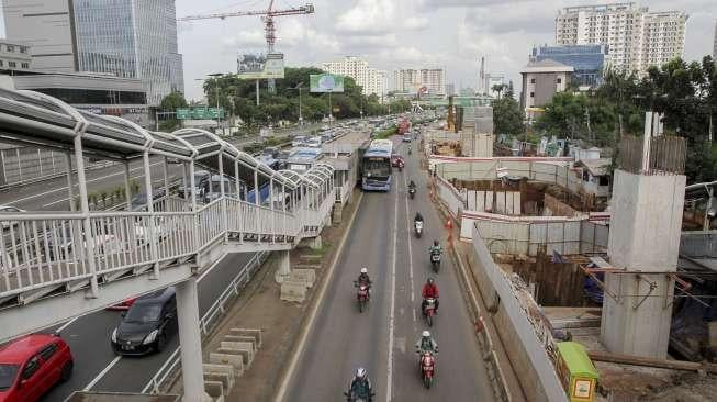 Sejumlah kendaraan melintas di sepanjang Jalan MT Haryono menuju arah Pancoran, Jakarta, Kamis (23/11).