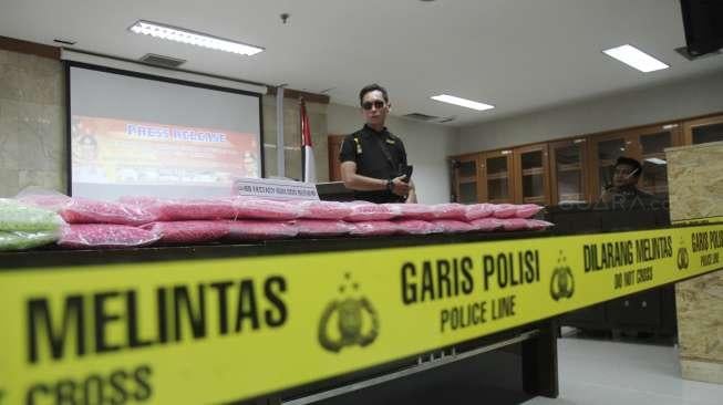 Keterangan pers pengungkapan kasus penyelundupan 600 ribu pil ekstasi seberat 243,20 kilogram yang berhasil disita dari tersangka Dadang Firmanzah dan Waluyo yang masuk jaringan Belanda-Indonesia, di Gedung Bareskrim Polri, Jakarta, Kamis (23/11).