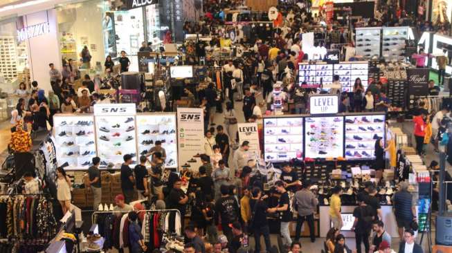 Sneaker Harga Premium Ludes Terjual di Mal Ini