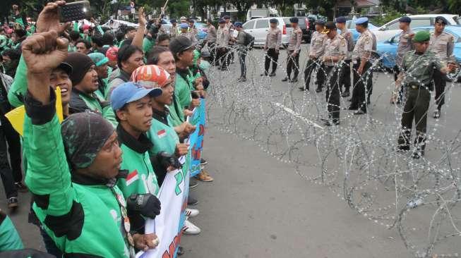 Ratusan driver Gojek Jabodetabek berunjuk rasa dengan melakukan longmarch dari pintu masuk IRTI Monas menuju ke Kementerian Perhubungan dan Istana Merdeka, Jakarta, Kamis (23/11).