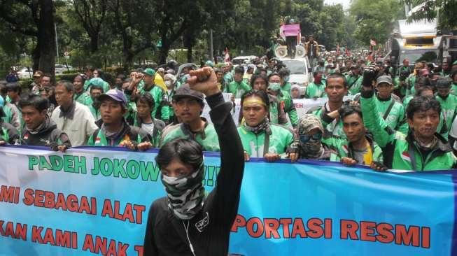 Ratusan driver Gojek Jabodetabek berunjuk rasa dengan melakukan longmarch dari pintu masuk IRTI Monas menuju ke Kementerian Perhubungan dan Istana Merdeka, Jakarta, Kamis (23/11).