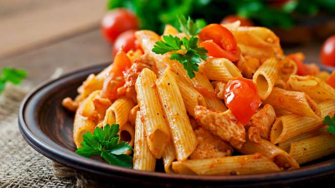 Penne Pasta dengan saus tomat dan irisan ayam. (Shutterstock)