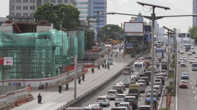 Sejumlah kendaraan melintas di sepanjang Jalan MT Haryono menuju arah Pancoran, Jakarta, Kamis (23/11).