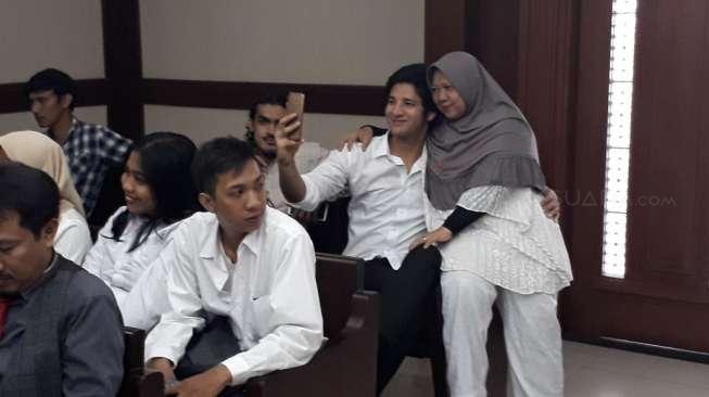 Ammar Zoni Sumringah Jelang Putusan, Selfie bareng Fans