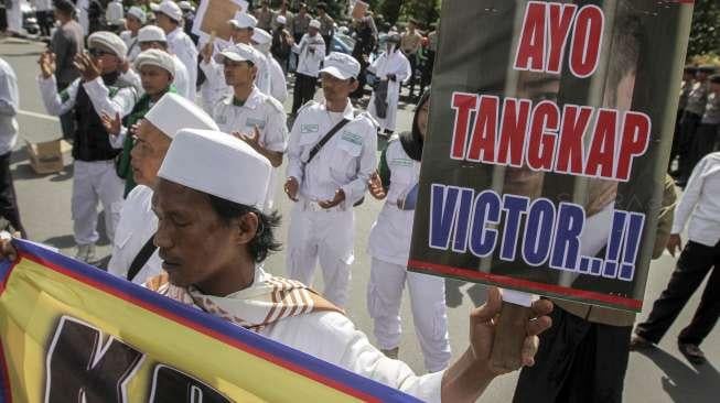 Massa yang mengaku tergabung dalam Aksi 2411 menggelar unjuk rasa terkait Viktor Laiskodat di depan gedung Bareskrim Polri, Gambir, Jakarta, Jumat (24/11/2017). [Suara.com/Kurniawan Mas'ud]