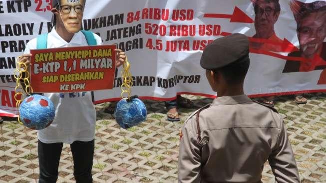 Aksi sekelompok massa saat menyampaikan aspirasi di depan gedung KPK, Jakarta, Jumat (24/11/2017), demi mendesak KPK menuntaskan pengungkapan kasus korupsi proyek e-KTP. [Suara.com/Oke Atmaja]