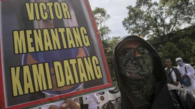 Massa yang mengaku tergabung dalam Aksi 2411 menggelar unjuk rasa terkait Viktor Laiskodat di depan gedung Bareskrim Polri, Gambir, Jakarta, Jumat (24/11/2017). [Suara.com/Kurniawan Mas'ud]