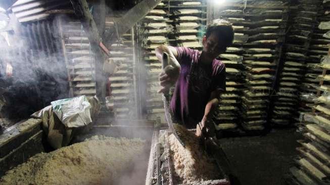 Pekerja menyiapkan dan mencetak oncom di salah satu industri rumahan di kawasan Kelapa Dua, Jakarta, Jumat (24/11/2017). [Suara.com/Oke Atmaja]