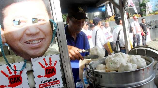 Aksi Makan Bakpao Bersama