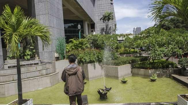 Suasana kolam air mancur di gedung DPRD DKI Jakarta yang direncanakan akan direnovasi dengan biaya ratusan juta rupiah, Jumat (24/11/2017). [Suara.com/Kurniawan Mas'ud]