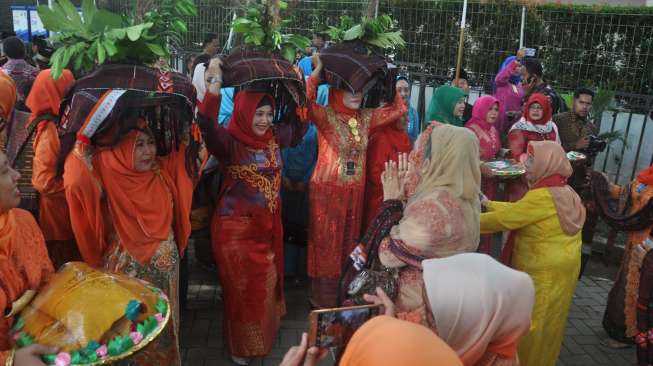 Rangkaian puncak upacara pernikahan adat (Manopot Horja) pasangan Bobby Nasution dan Kahiyang Ayu, mulai digelar di Medan, Jumat (24/11/2017), dengan diisi berbagai sesi acara. [Media Center Medan Pernikahan Bobby-Kahiyang]