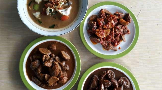 Di 'Republik Jengkol' ada tongseng Jengkol, nasi goreng jengkol, jengkol lada hitam, balado jengkol dan masih banyak lagi menu lainnya yang menggoda selera. (Suara.com/Risna Halidi)